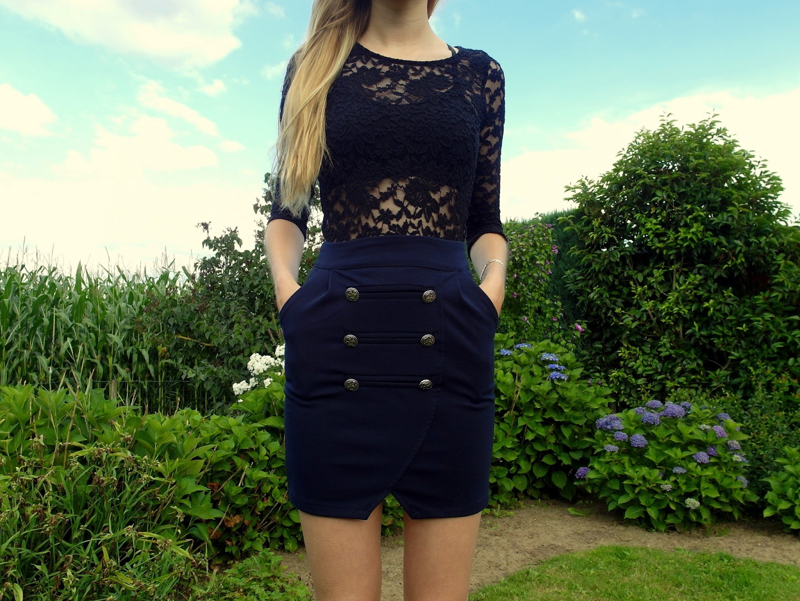 Outfit | Navy skirt with lace