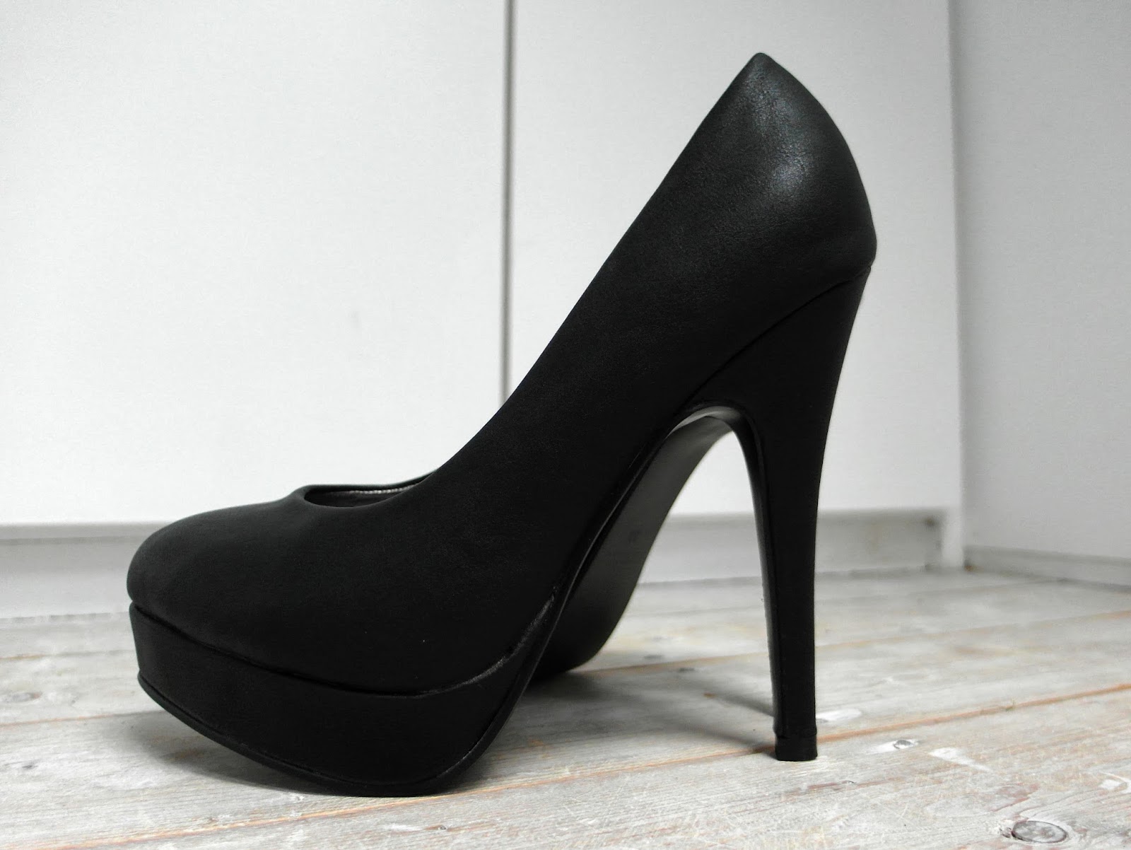 Zwarte pumps met hoge hak van Invito