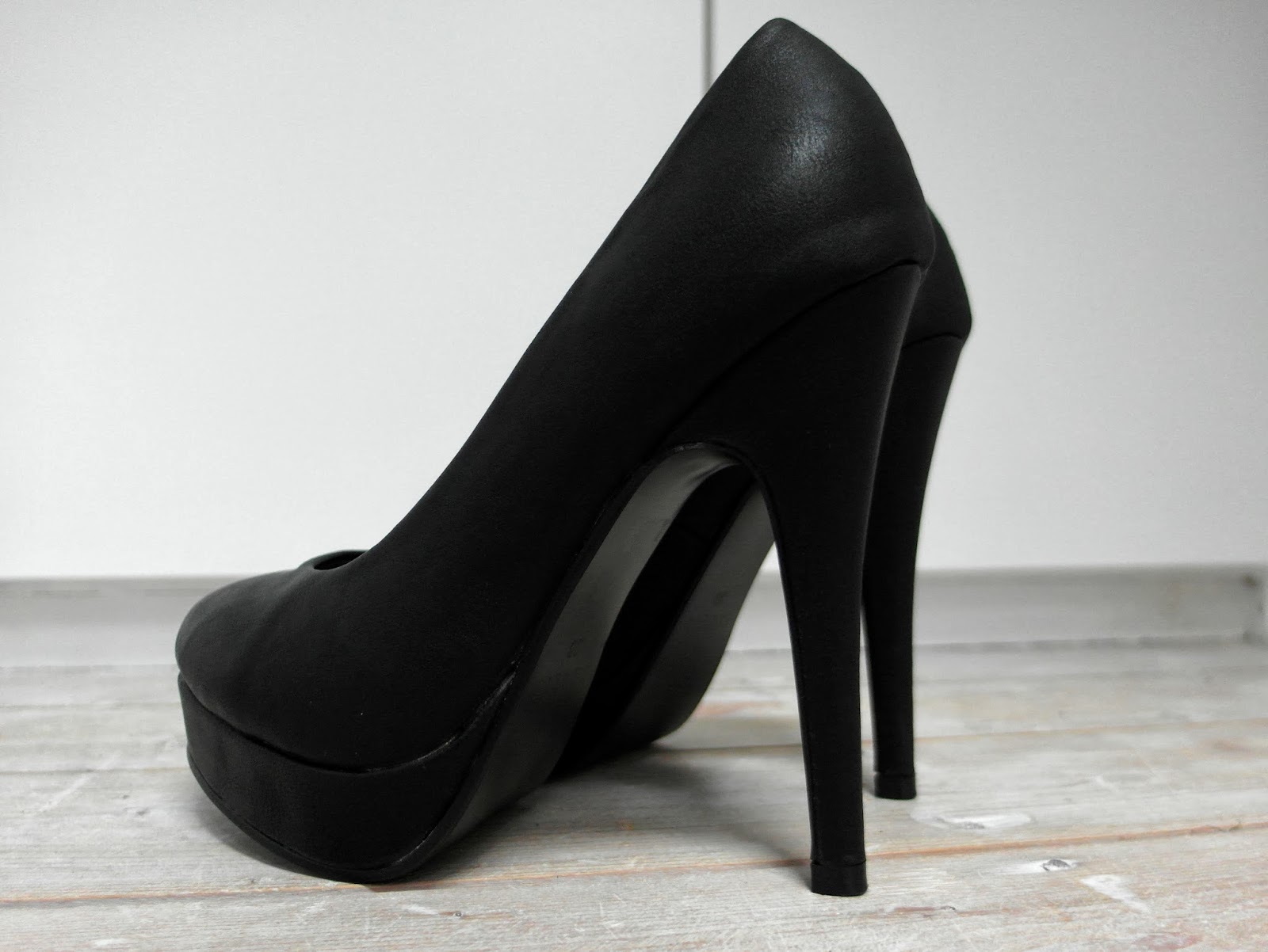 Zwarte pumps met hoge hak van Invito