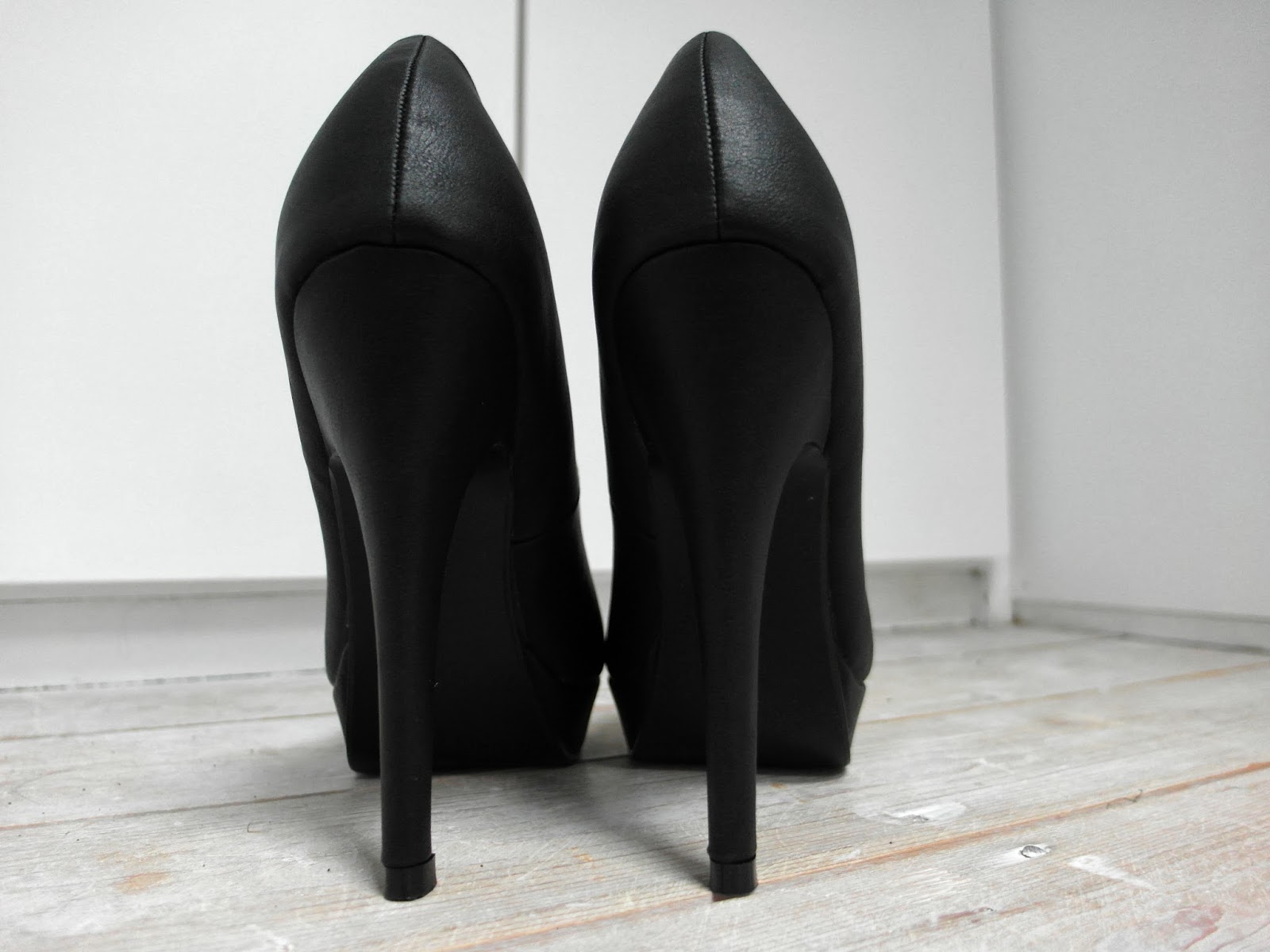 Zwarte pumps met hoge hak van Invito