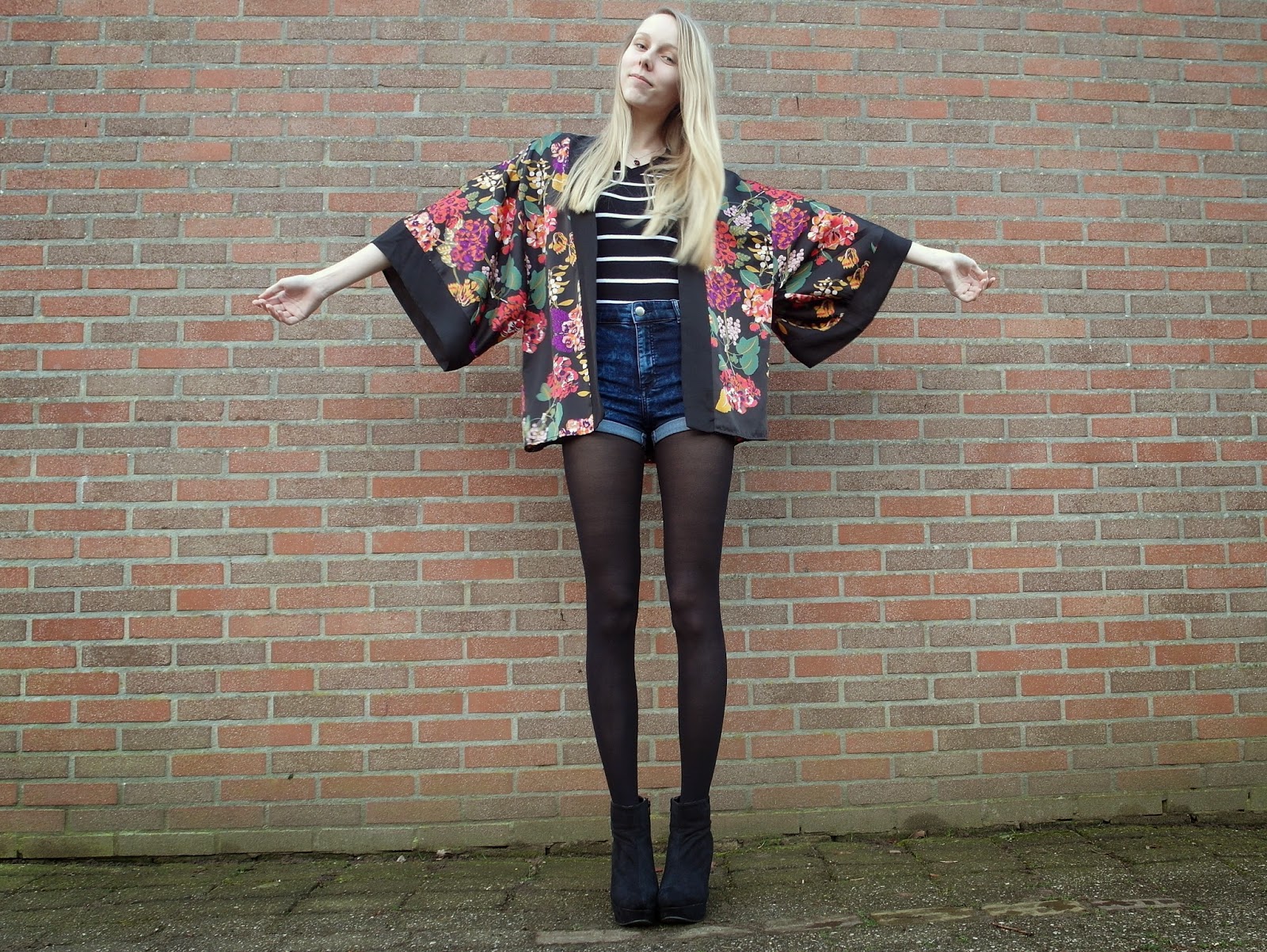 Zwarte kimono H&M divided shorts jeansshort kort spijkerbroekje outfit inspiratie Soshin panty blog