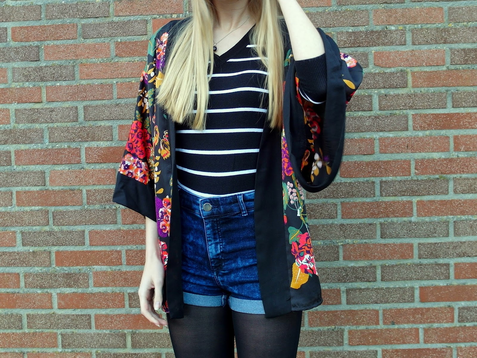 Zwarte kimono H&M divided shorts jeansshort kort spijkerbroekje outfit inspiratie Soshin panty blog