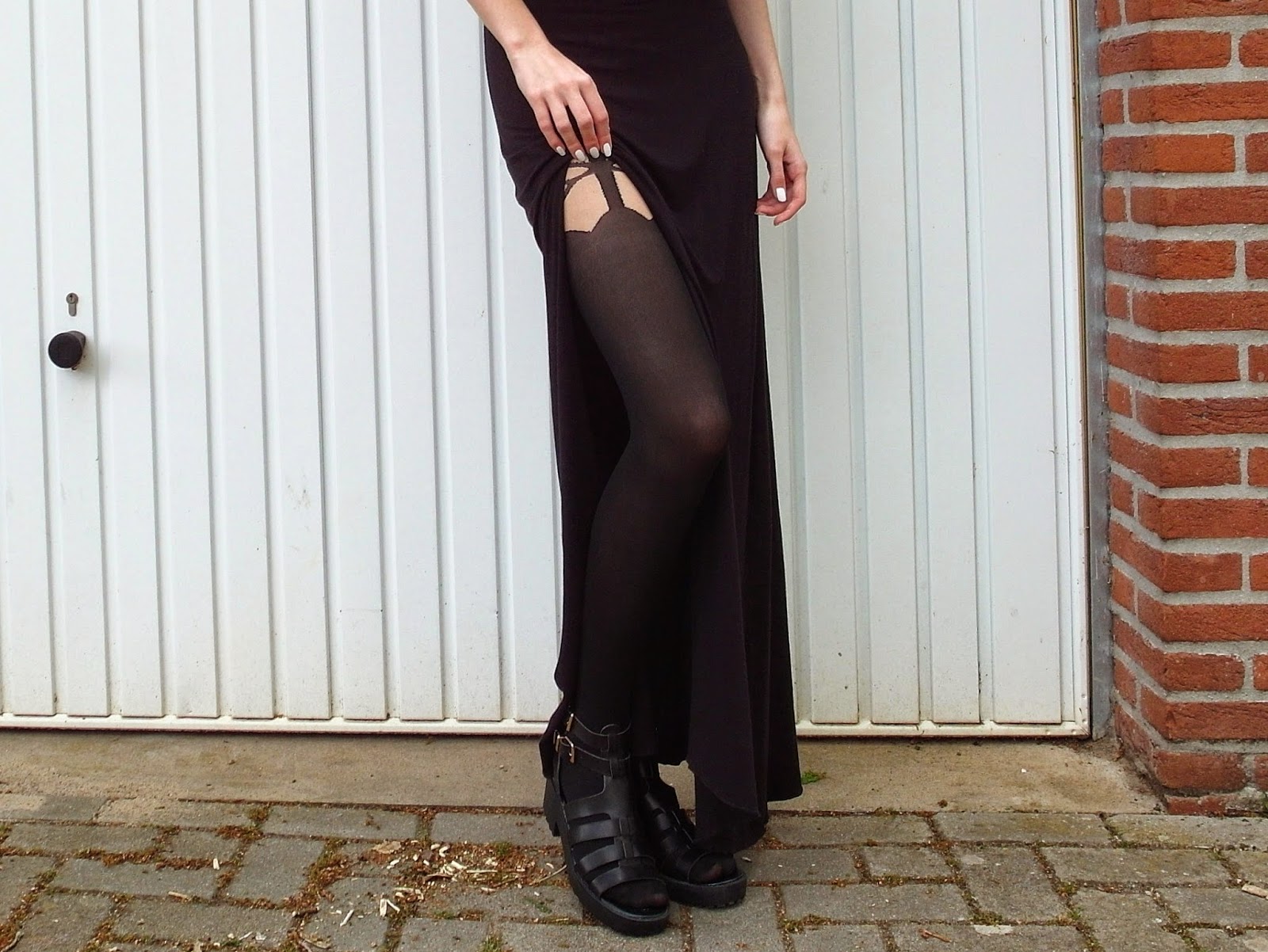 Compleet zwarte outfit inspiratie rock Primark shirt met Ramones maxi rok met split