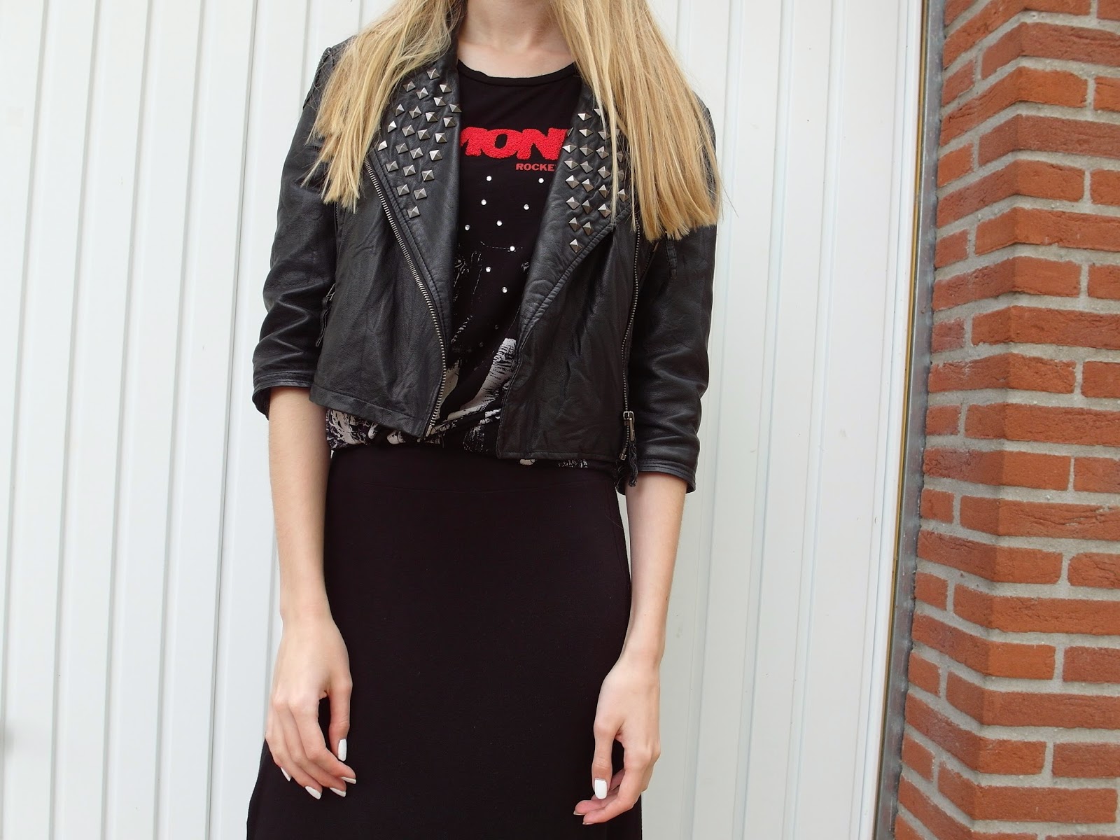 Compleet zwarte outfit inspiratie rock Primark shirt met Ramones maxi rok met split