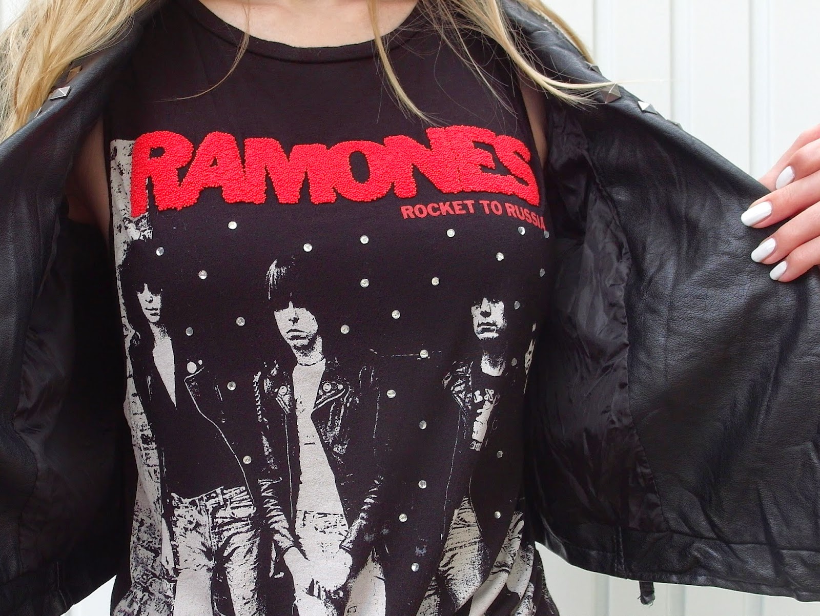 Compleet zwarte outfit inspiratie rock Primark shirt met Ramones maxi rok met split