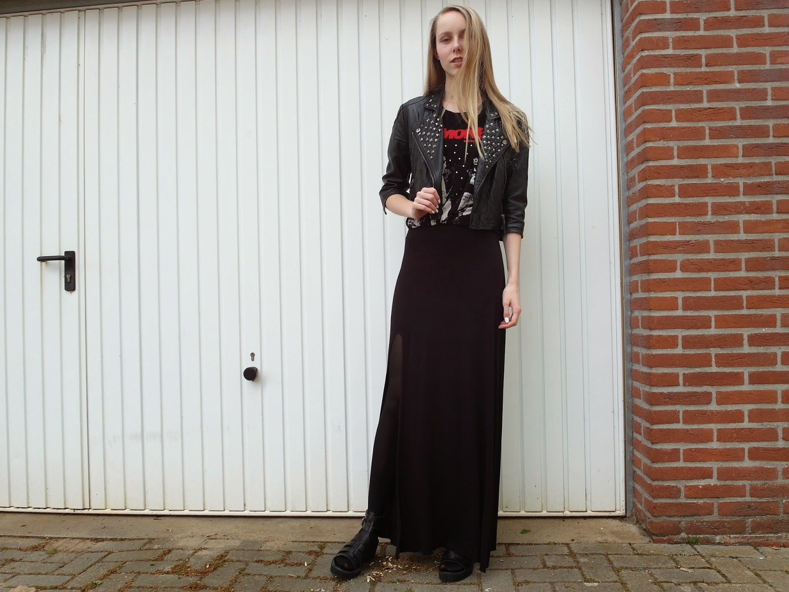 Compleet zwarte outfit inspiratie rock Primark shirt met Ramones maxi rok met split