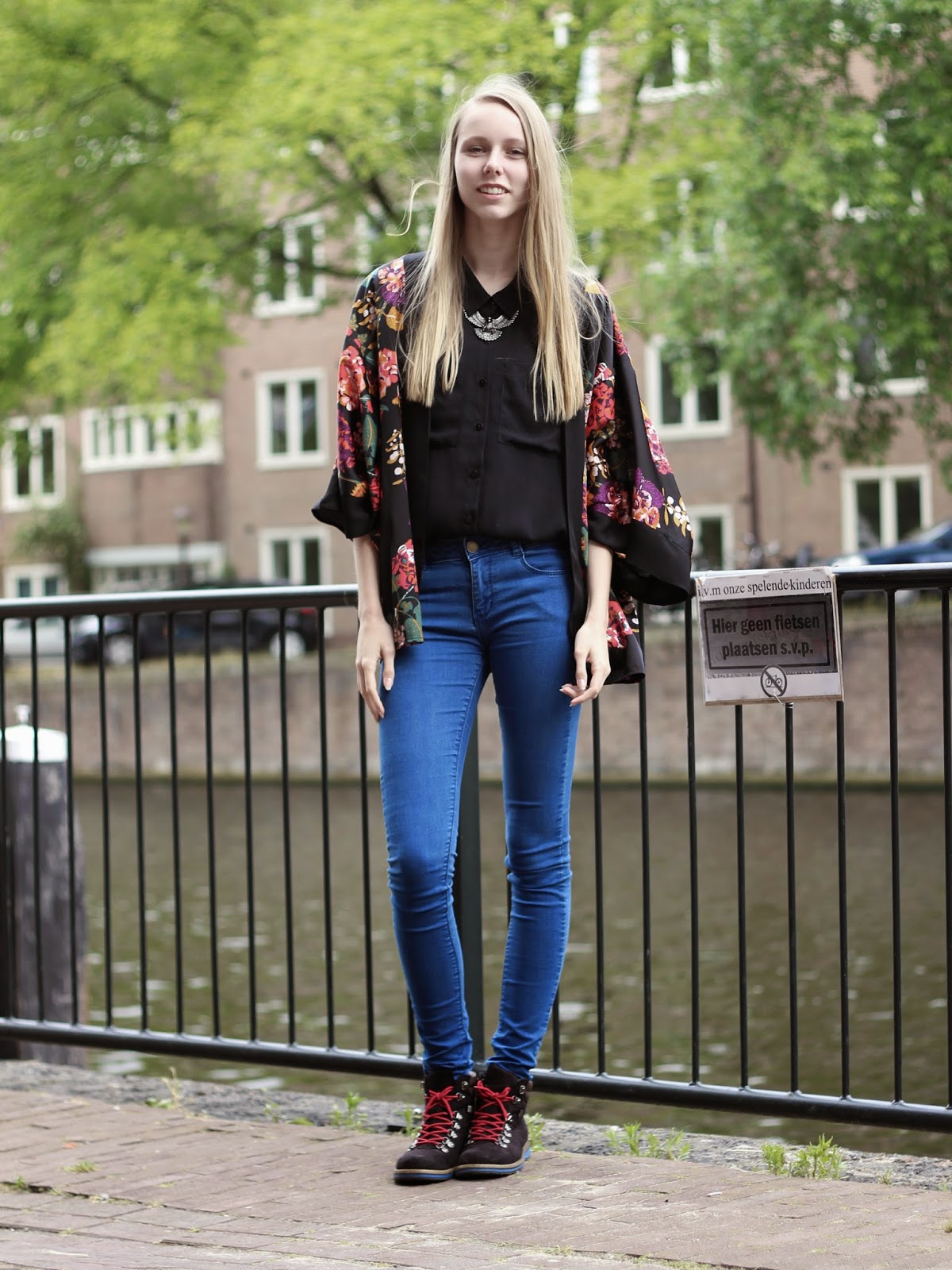 H&M kimono kort met bloemen ketting met adelaar outfit inspiratie