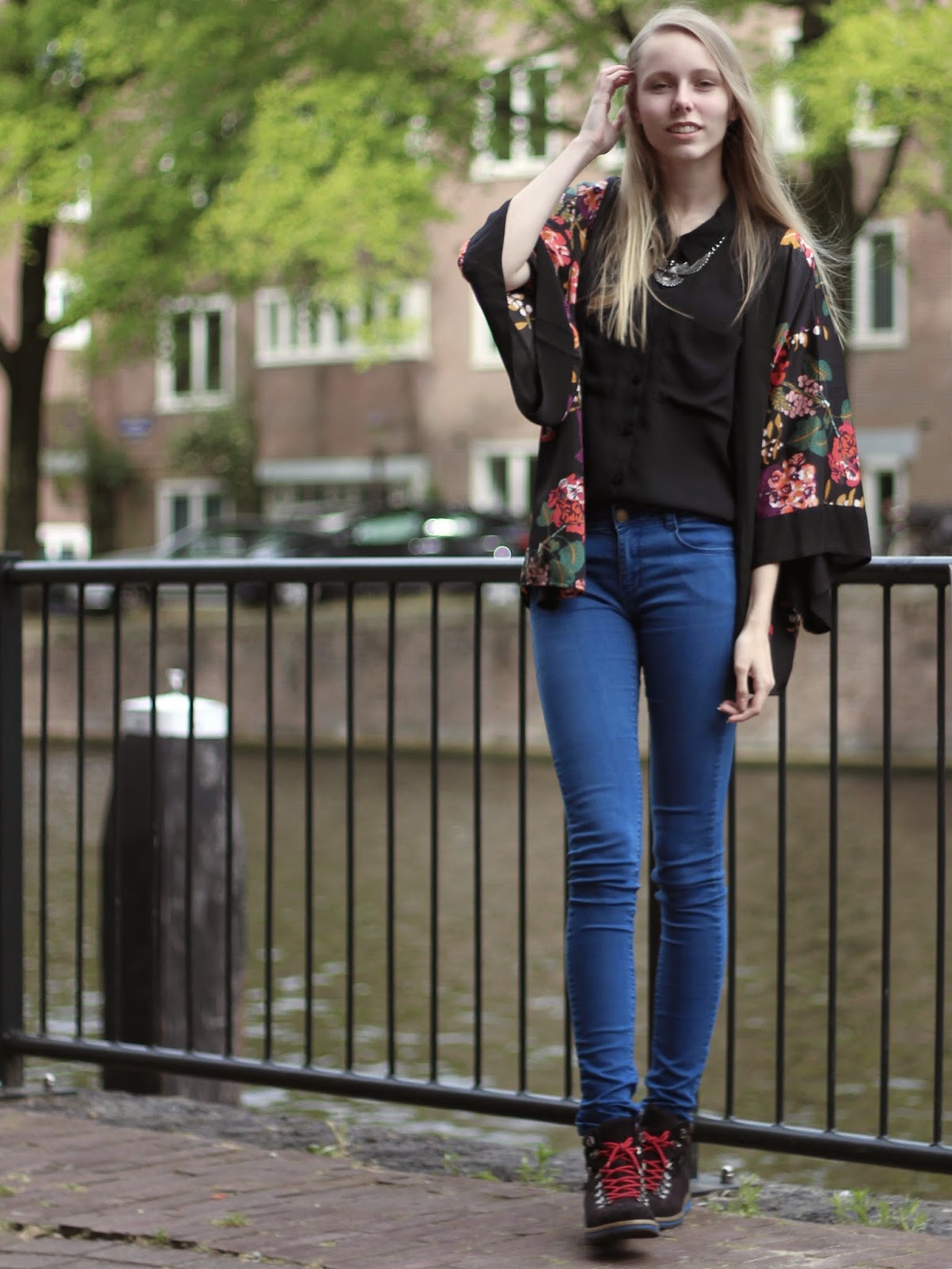 H&M kimono kort met bloemen ketting met adelaar outfit inspiratie