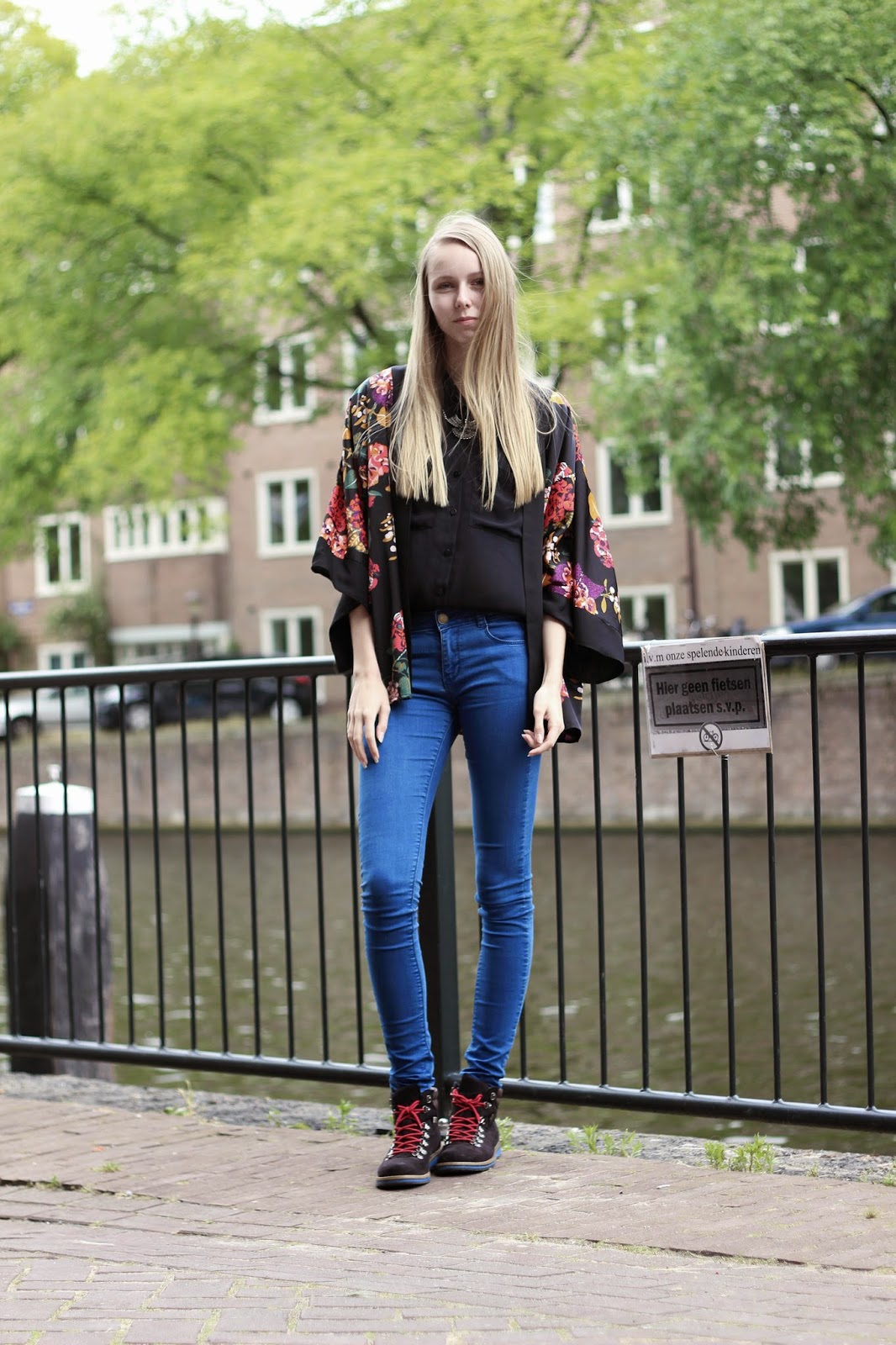 H&M kimono kort met bloemen ketting met adelaar outfit inspiratie