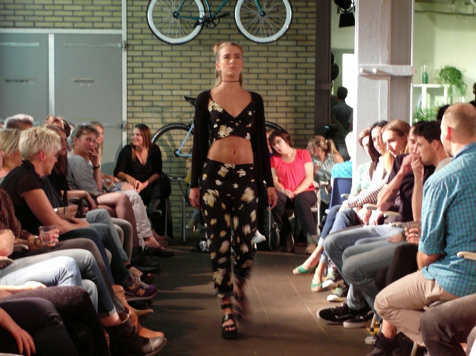 Modeshow van Porch People & Make My Day in restaurant de Meesterproef