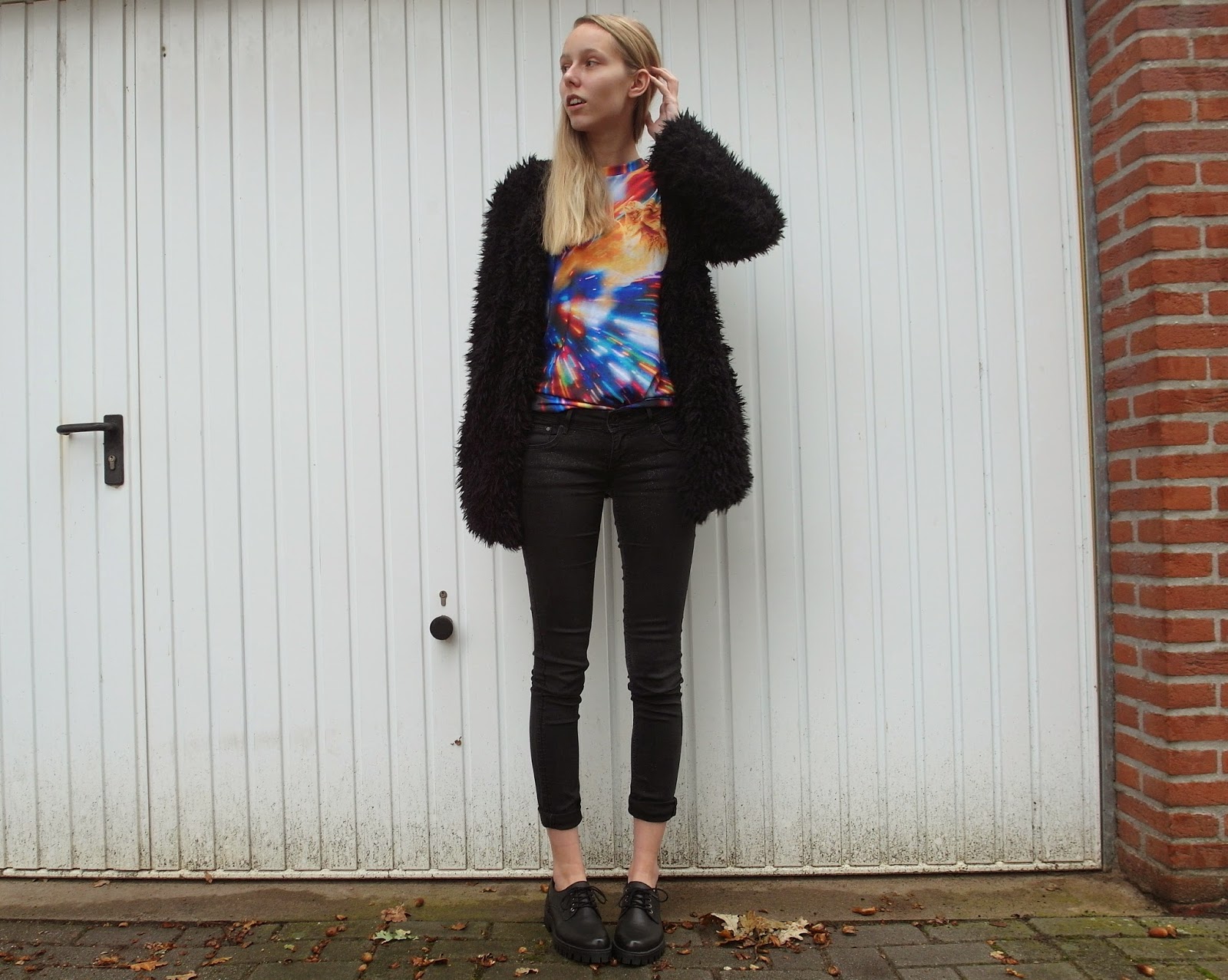 Costes fluffy vest Mr Gugu Miss Go shirt kat zwarte outfit inspiratie t-shirt met gekke print