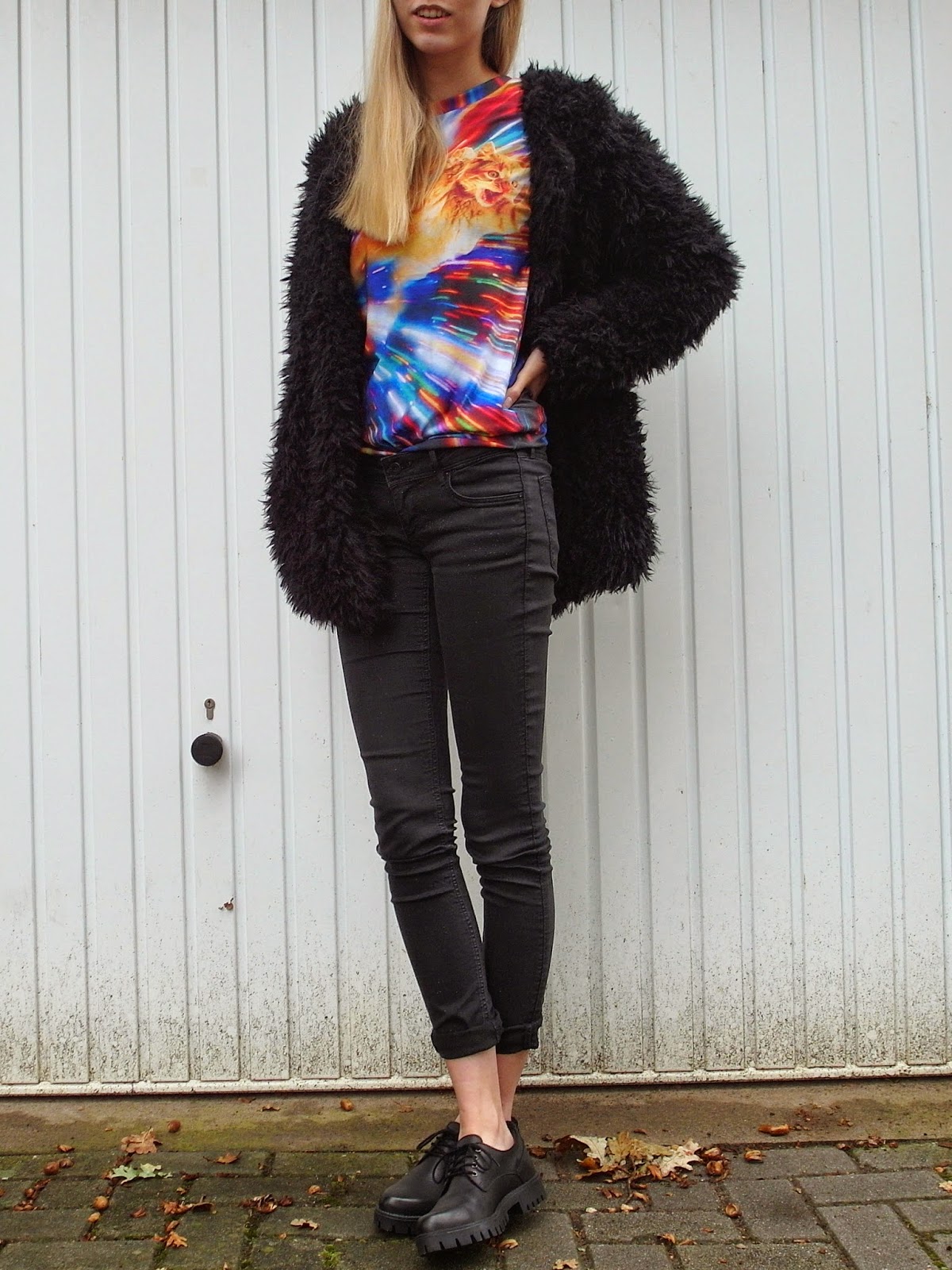 Costes fluffy vest Mr Gugu Miss Go shirt kat zwarte outfit inspiratie t-shirt met gekke print