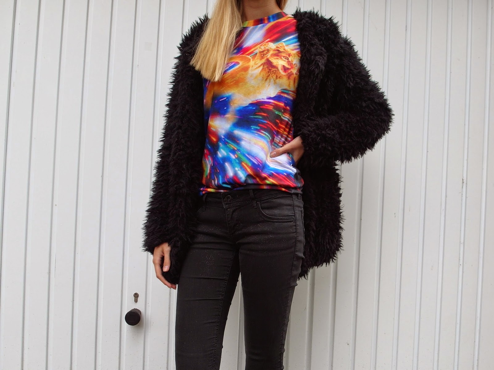 Costes fluffy vest Mr Gugu Miss Go shirt kat zwarte outfit inspiratie t-shirt met gekke print