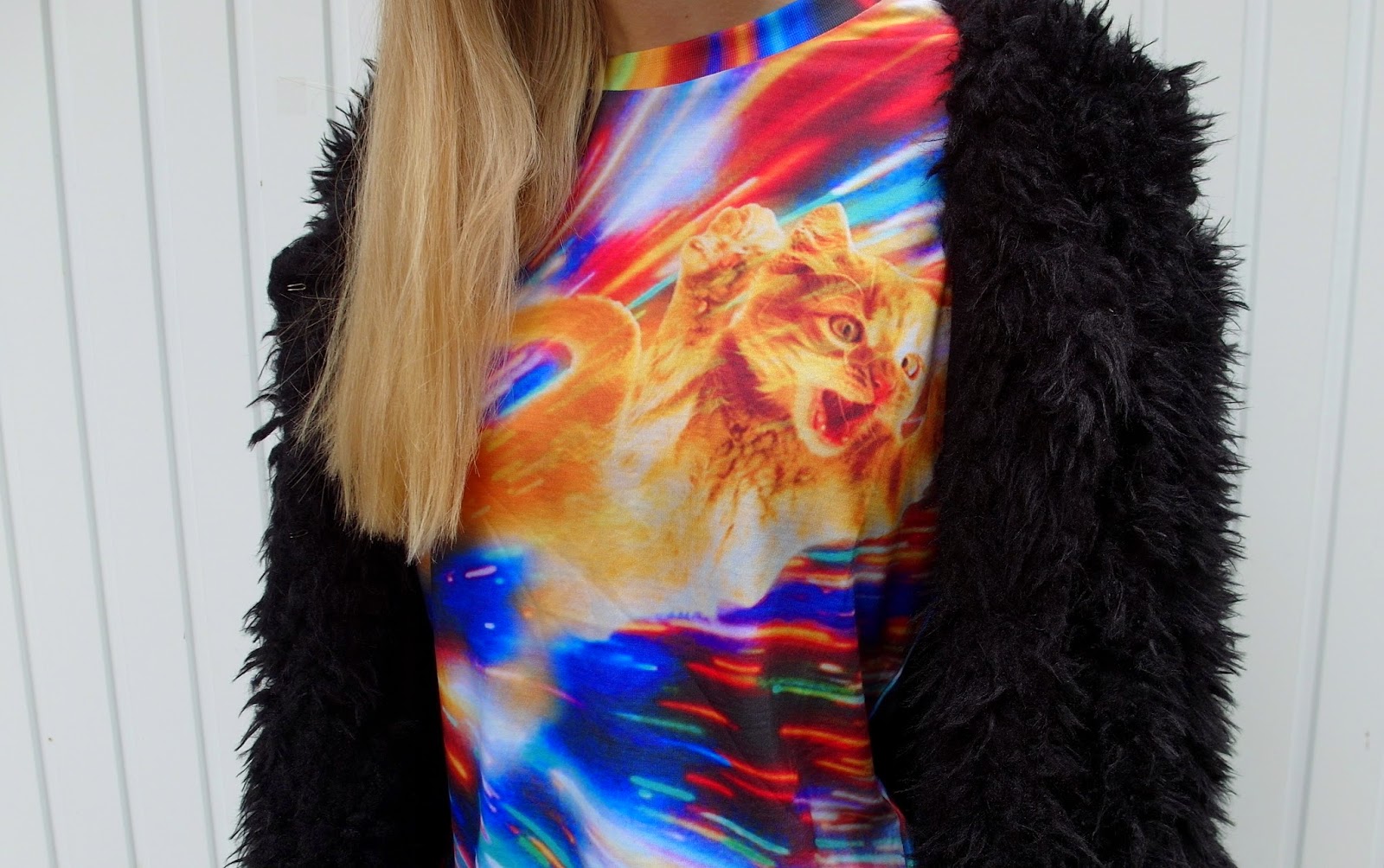 Costes fluffy vest Mr Gugu Miss Go shirt kat zwarte outfit inspiratie t-shirt met gekke print