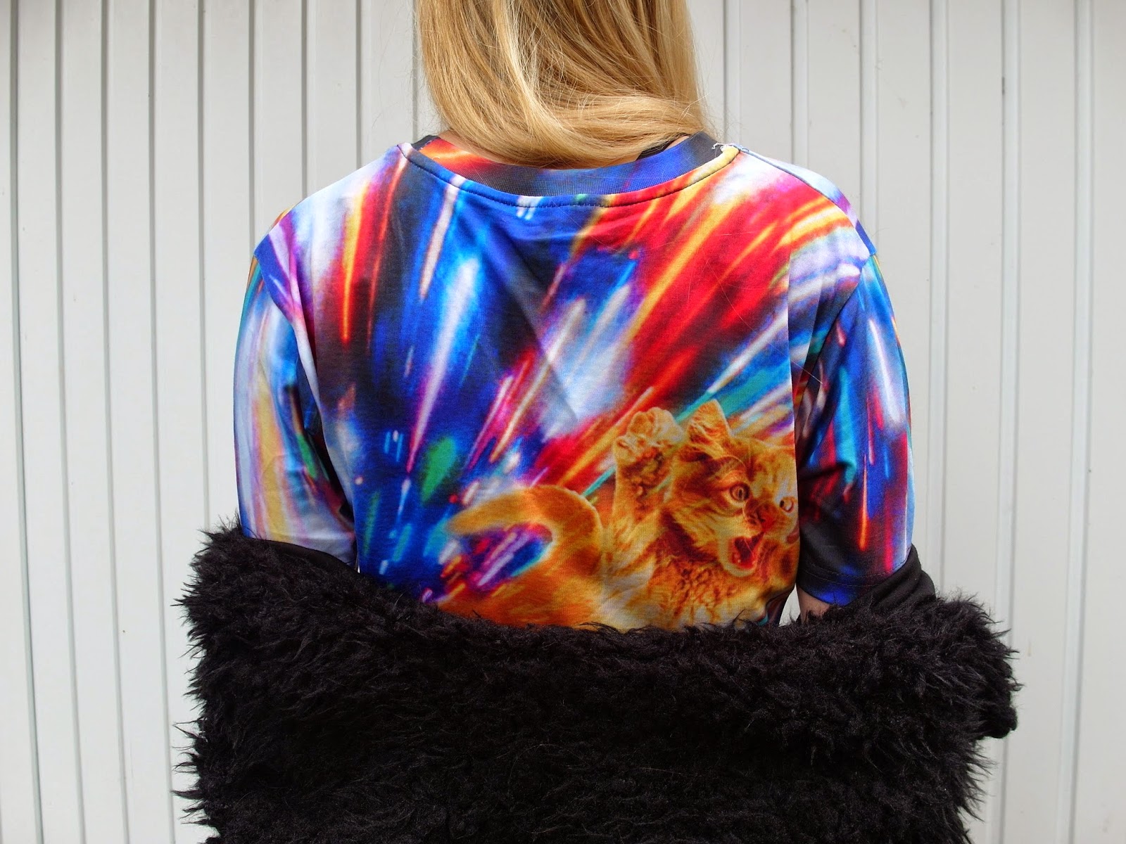 Costes fluffy vest Mr Gugu Miss Go shirt kat zwarte outfit inspiratie t-shirt met gekke print