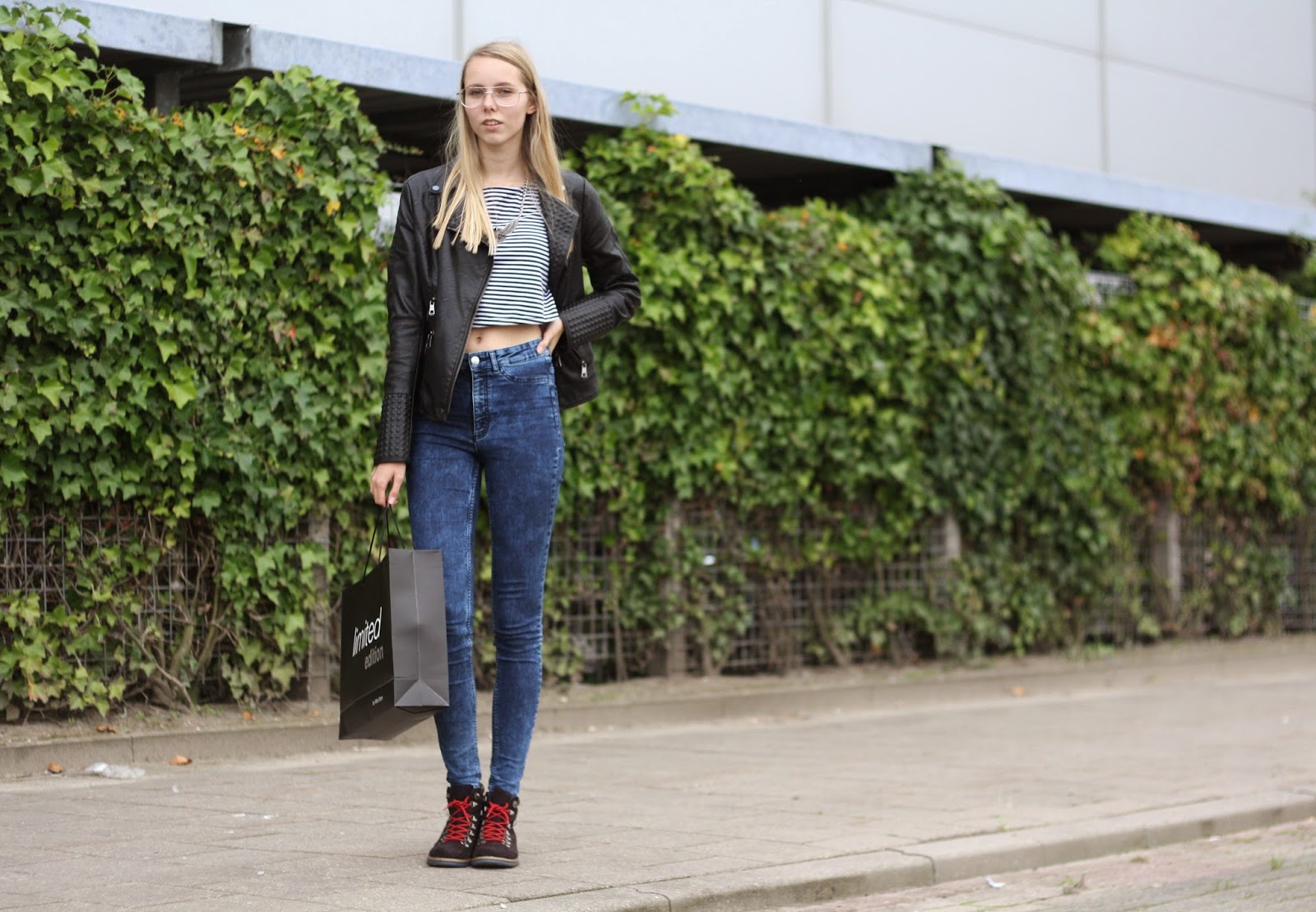 Nederlandse mode blogger outfit inspiratie leren jasje studs biker jack spijkerbroek hoge taille gestreepte crop top Specsavers retro bril trend 70s