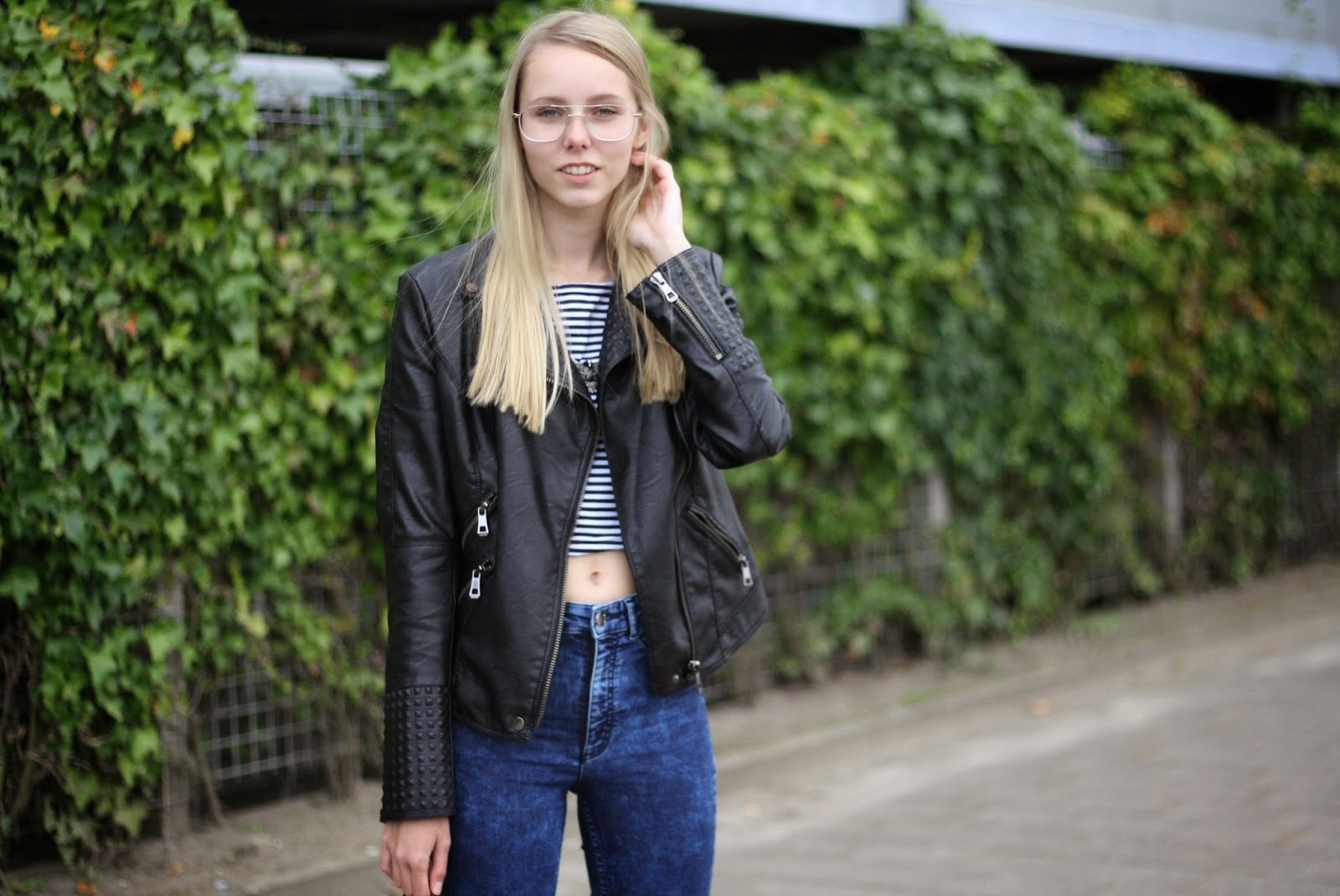 Nederlandse mode blogger outfit inspiratie leren jasje studs biker jack spijkerbroek hoge taille gestreepte crop top Specsavers retro bril trend 70s