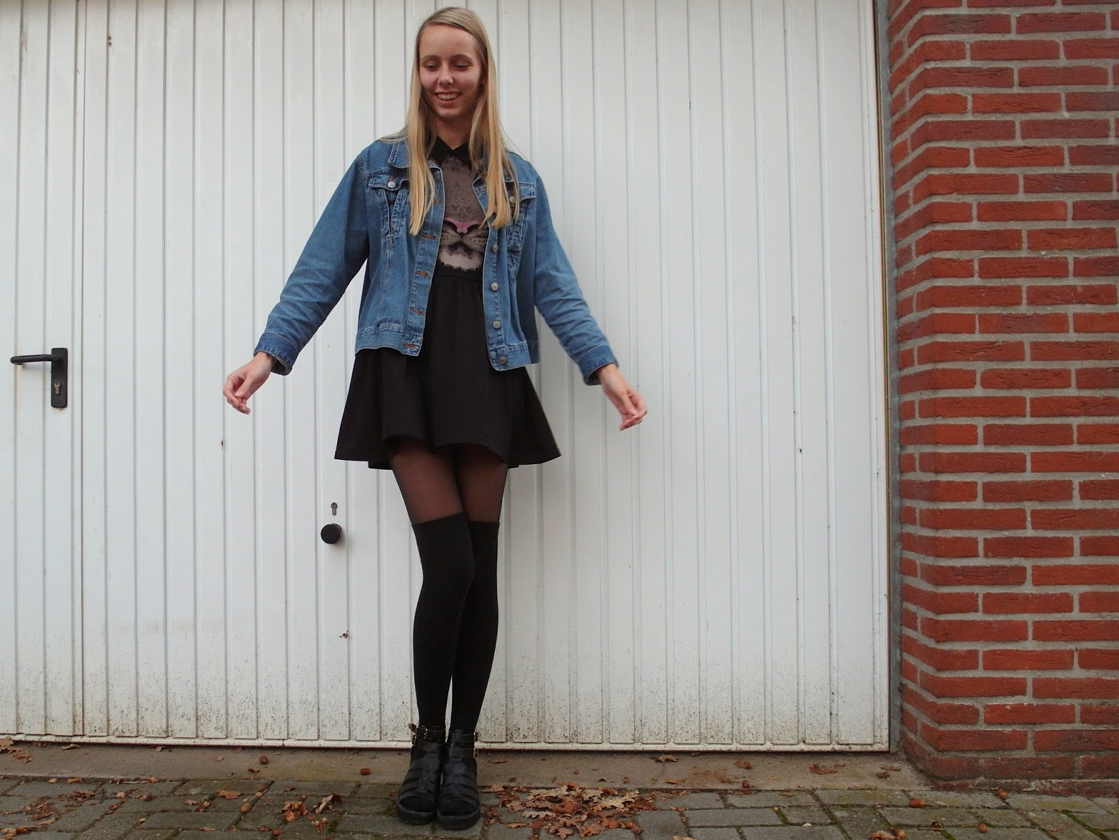 Skater jurkje met tijger tweedehands spijkerjasje vintage kleding blog overknee sokken over de knie hoge kniesokken Primark outfit