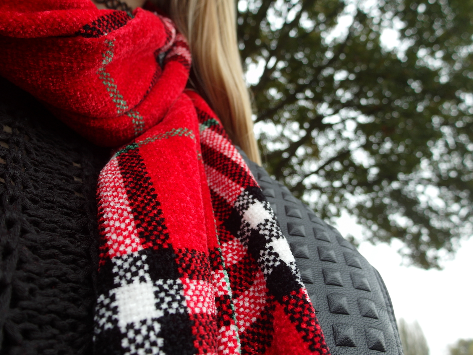 Tweedehands geruite sjaal met ruitjes rood zwarte outfit inspiratie herfst