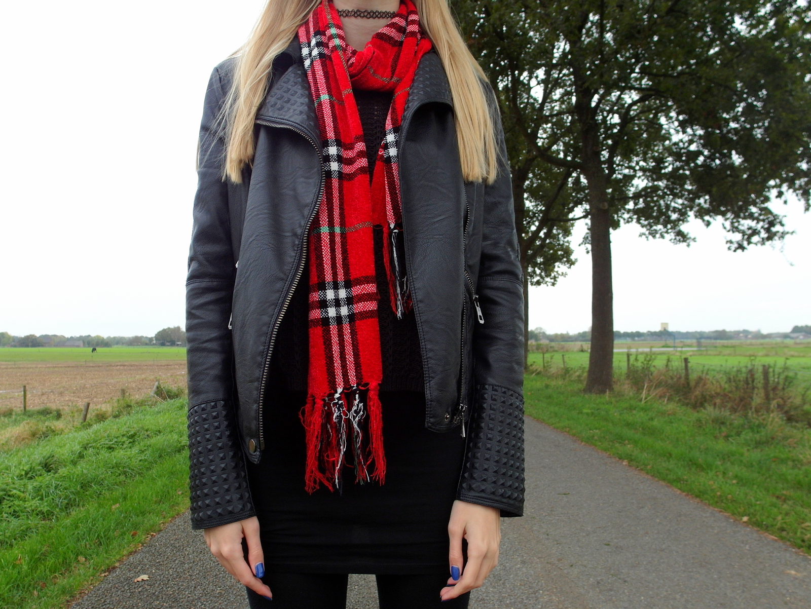 Tweedehands geruite sjaal met ruitjes rood zwarte outfit inspiratie herfst