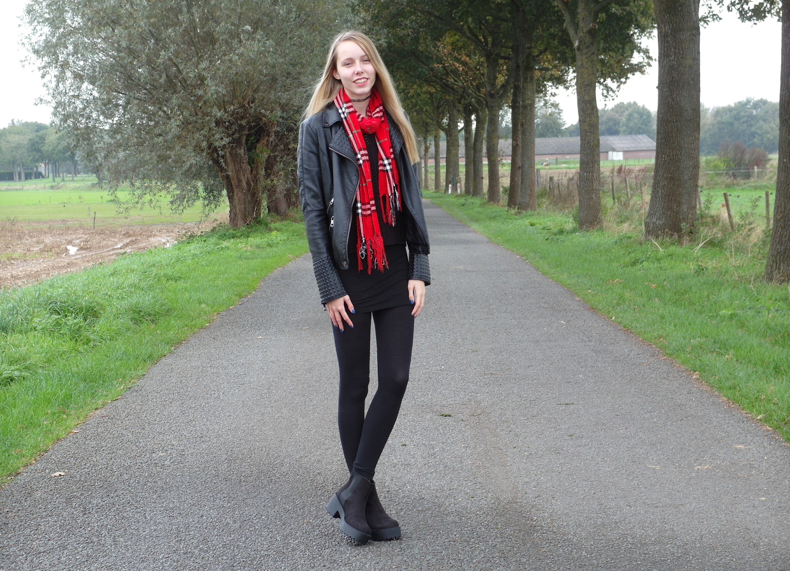 Tweedehands geruite sjaal met ruitjes rood zwarte outfit inspiratie herfst