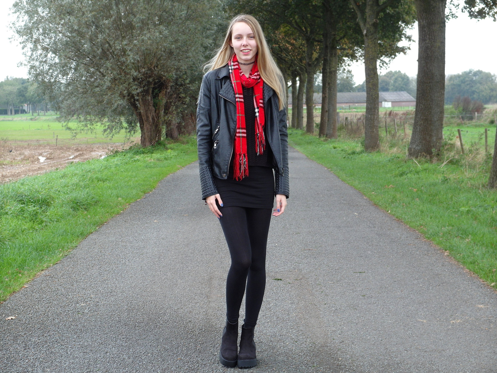 Tweedehands geruite sjaal met ruitjes rood zwarte outfit inspiratie herfst