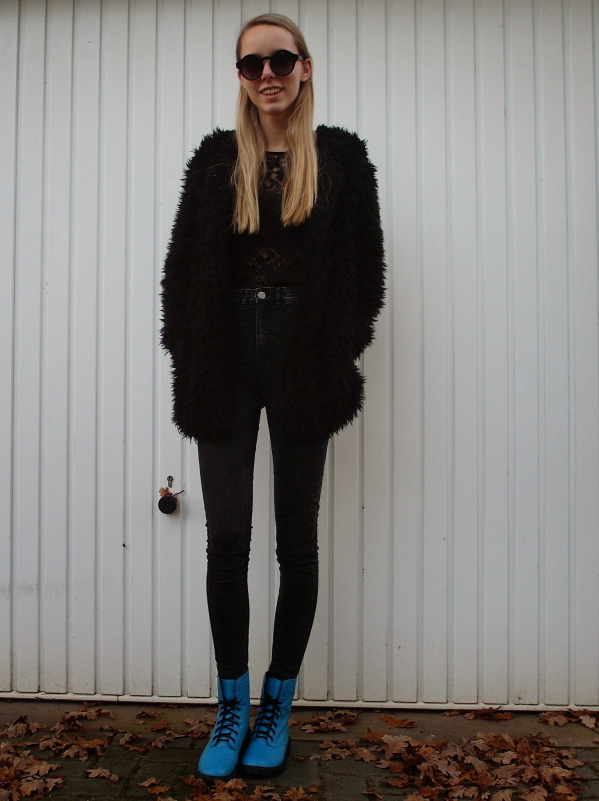 Fluffy vest Costes zwarte outfit inspiratie blauwe veterlaarzen Dr Martens look a look nep Docs blauw