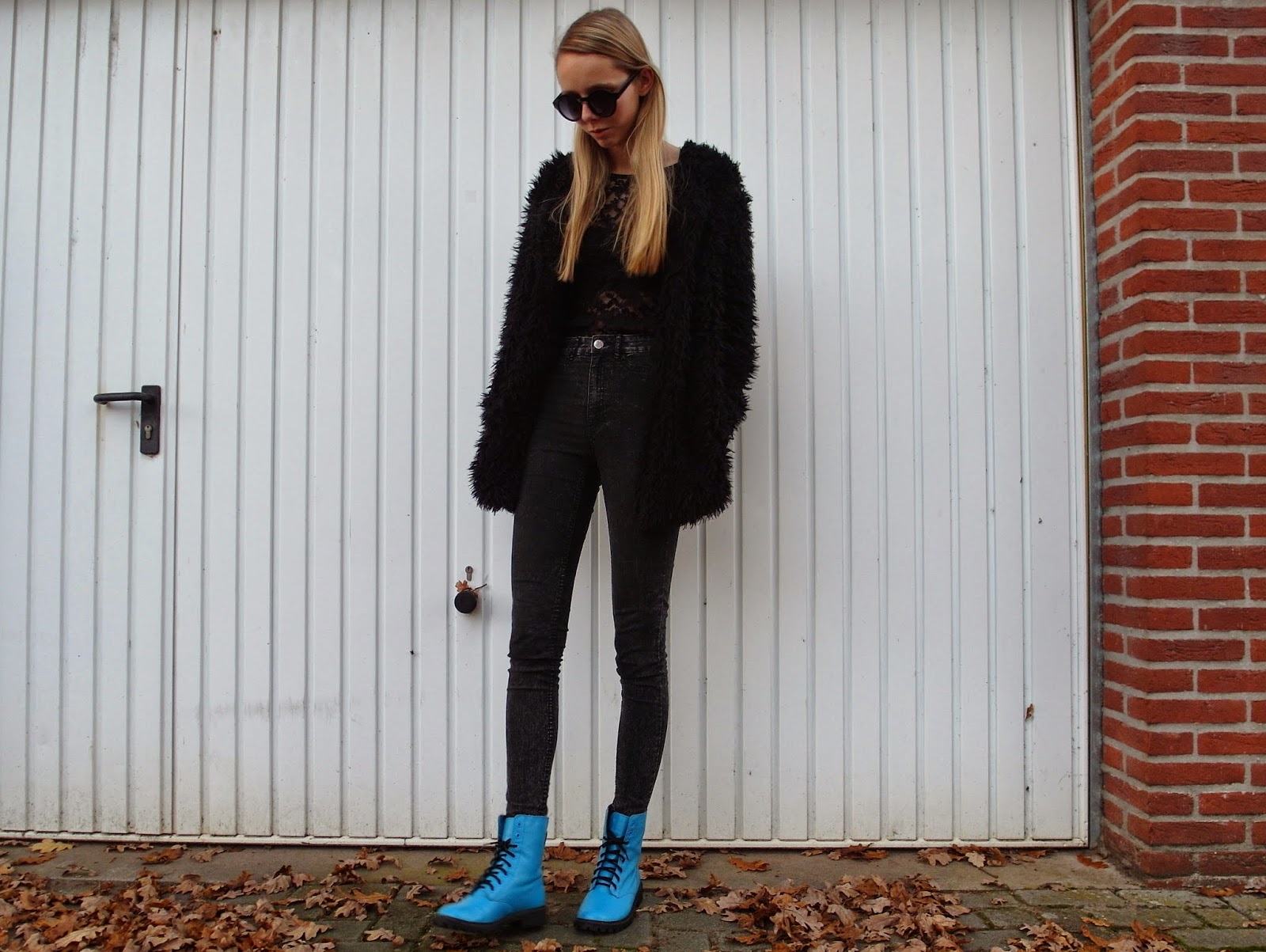 Fluffy vest Costes zwarte outfit inspiratie blauwe veterlaarzen Dr Martens look a look nep Docs blauw