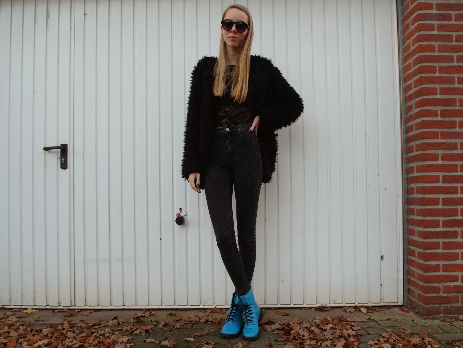 Fluffy vest Costes zwarte outfit inspiratie blauwe veterlaarzen Dr Martens look a look nep Docs blauw