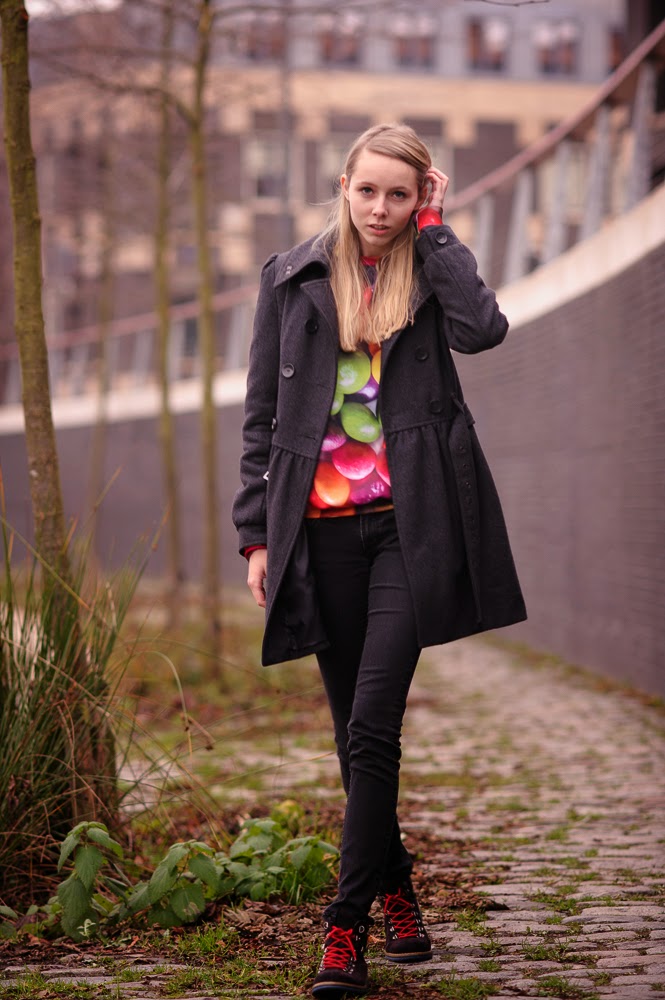 Mr Gugu & Miss Go skittles trui sweater met gekke print snoepjes trui m&m Doesburg fotografie streetstyle Mark Koolen