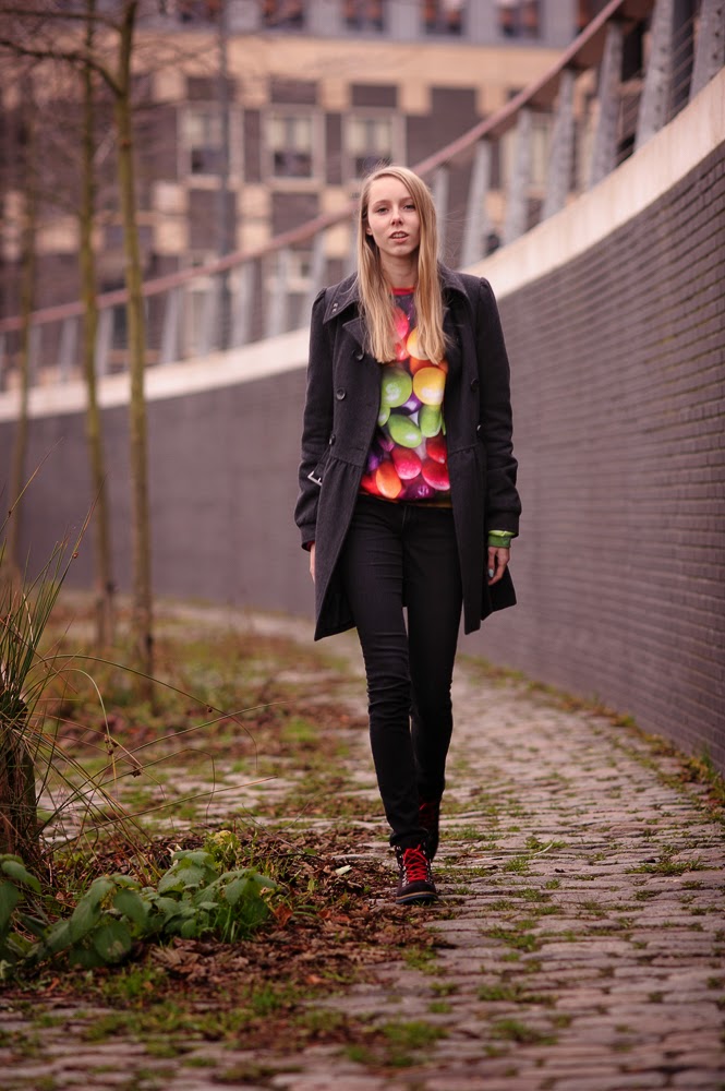 Mr Gugu & Miss Go skittles trui sweater met gekke print snoepjes trui m&m Doesburg fotografie streetstyle Mark Koolen