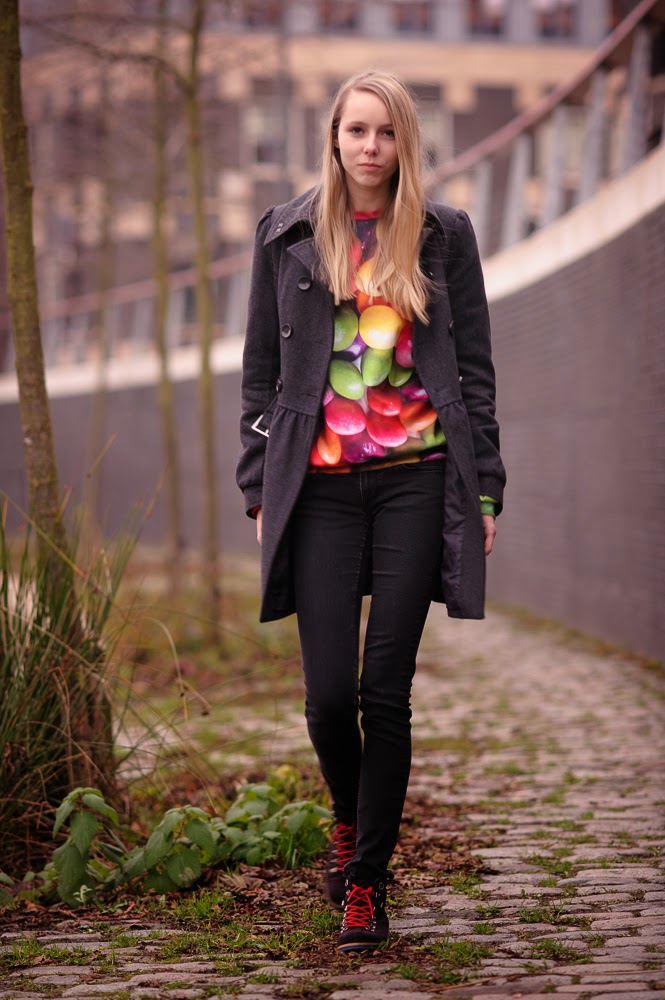 Mr Gugu & Miss Go skittles trui sweater met gekke print snoepjes trui m&m Doesburg fotografie streetstyle Mark Koolen