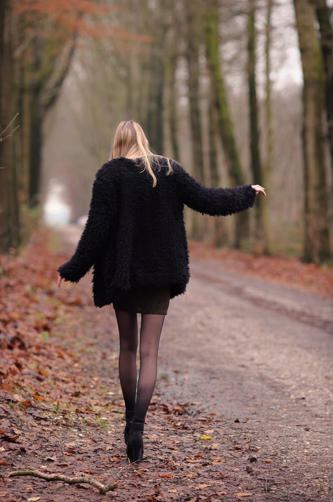 Kerst outfit inspiratie kerstjurkje gouden jurk glitter zwarte fluffy vest Costes 