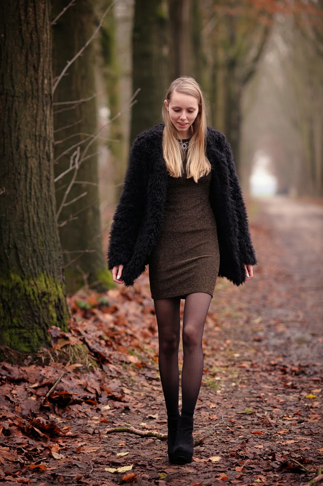 Kerst outfit inspiratie kerstjurkje gouden jurk glitter zwarte fluffy vest Costes 