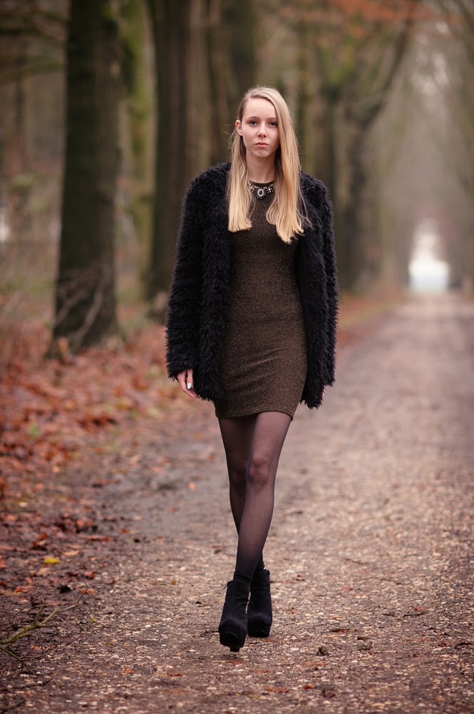 Kerst outfit inspiratie kerstjurkje gouden jurk glitter zwarte fluffy vest Costes 