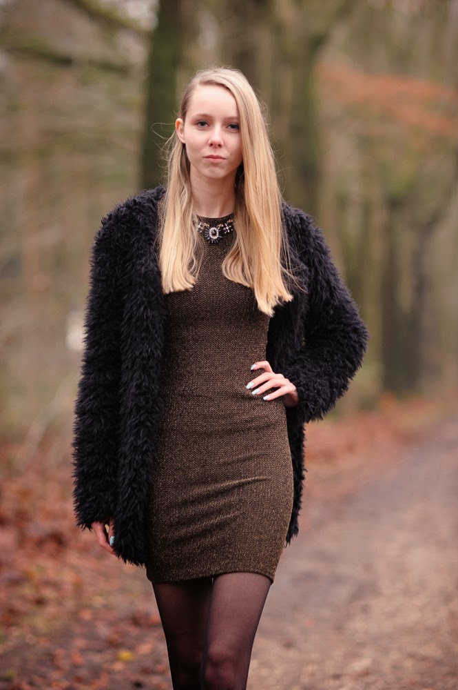 Kerst outfit inspiratie kerstjurkje gouden jurk glitter zwarte fluffy vest Costes 