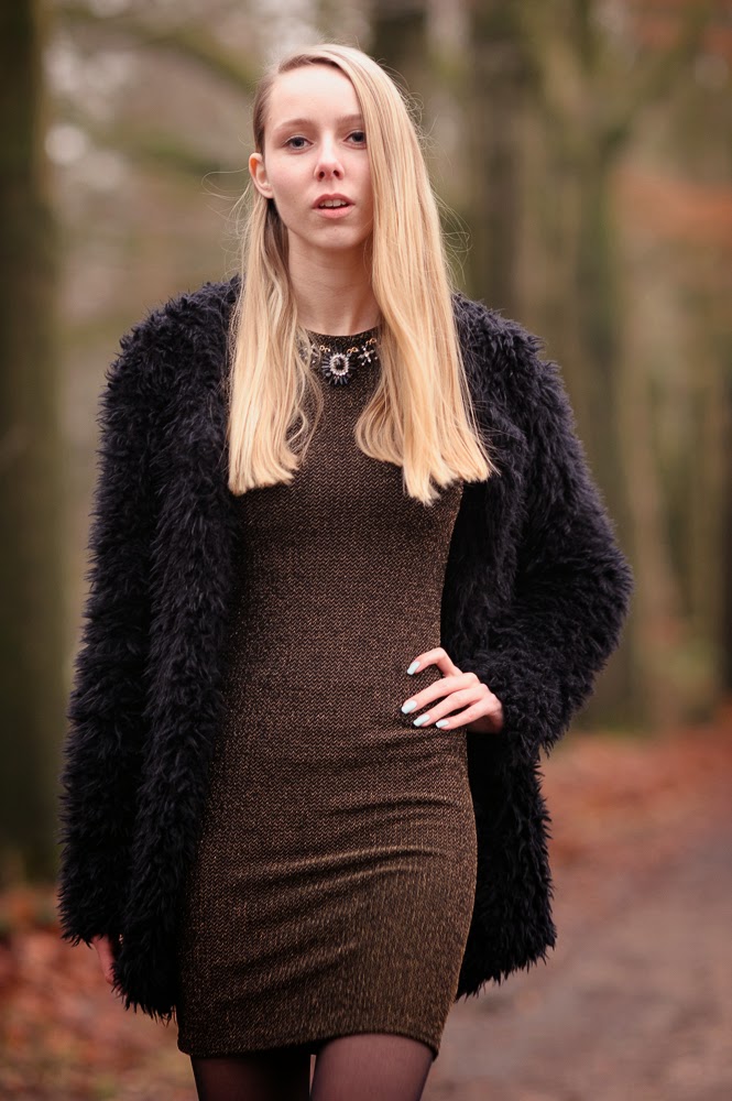 Kerst outfit inspiratie kerstjurkje gouden jurk glitter zwarte fluffy vest Costes 