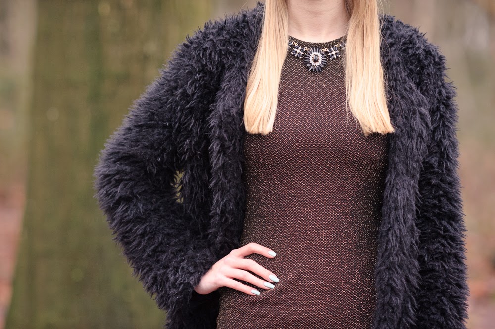 Kerst outfit inspiratie kerstjurkje gouden jurk glitter zwarte fluffy vest Costes 