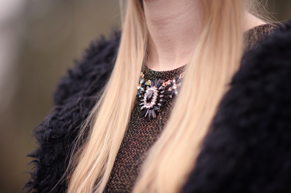 Kerst outfit inspiratie kerstjurkje gouden jurk glitter zwarte fluffy vest Costes 