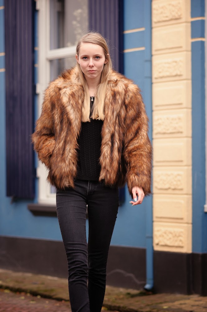 nep bontjas imitatiebont fake fur jas faux fur winterjas h&m fluffy jasje Mark Koolen fotografie Nederlandse mode blogger Doesburg fotografie streetstyle fotoshoot Makepeoplestare