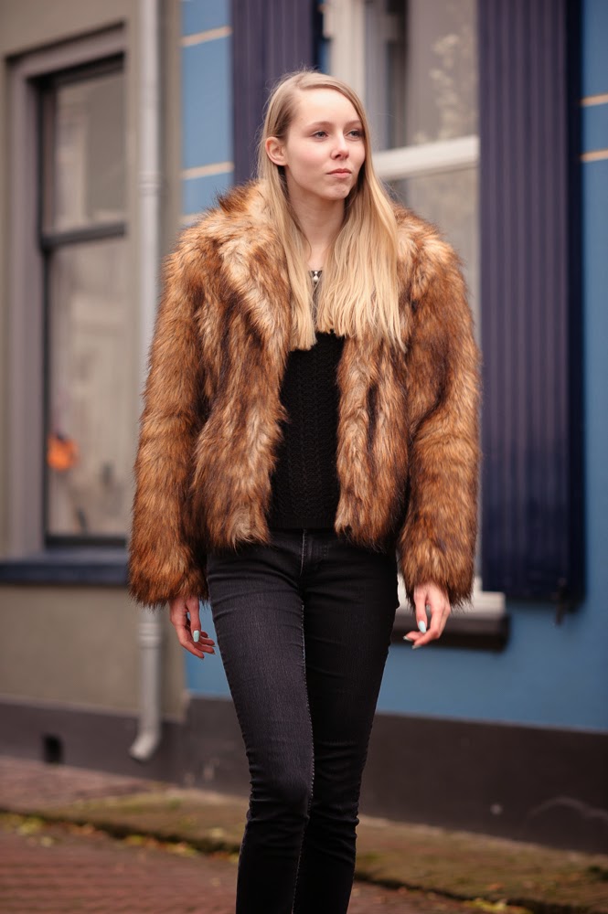 nep bontjas imitatiebont fake fur jas faux fur winterjas h&m fluffy jasje Mark Koolen fotografie Nederlandse mode blogger Doesburg fotografie streetstyle fotoshoot Makepeoplestare