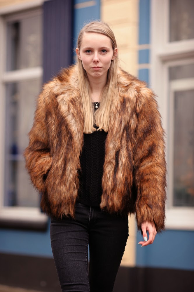 nep bontjas imitatiebont fake fur jas faux fur winterjas h&m fluffy jasje Mark Koolen fotografie Nederlandse mode blogger Doesburg fotografie streetstyle fotoshoot Makepeoplestare