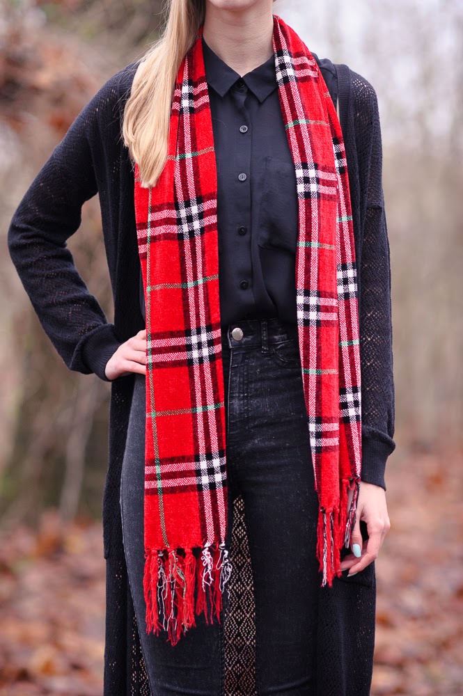 Tweedehands mode blog rode sjaal ruitjes geruite sjaaltje outfit met lang vest gebreid Mark Koolen