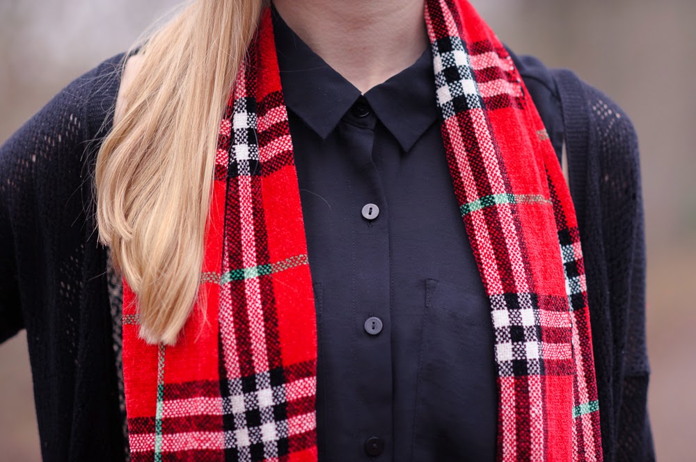 Tweedehands mode blog rode sjaal ruitjes geruite sjaaltje outfit met lang vest gebreid Mark Koolen