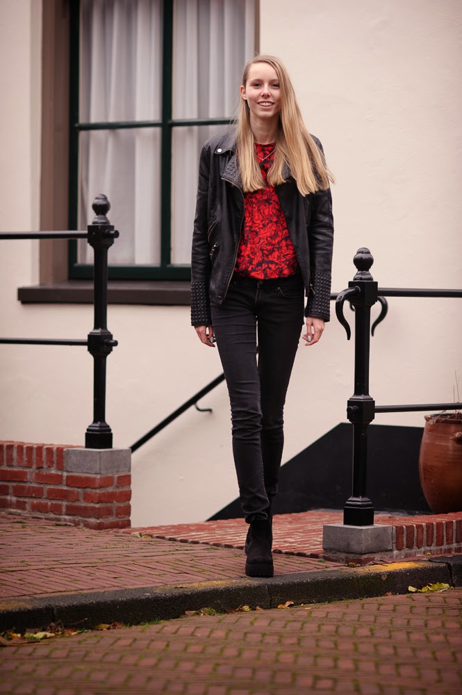 Nederlandse mode blogger fluwelen shirt vintage kleding leren jasje met studs biker jack Mark Koolen fotografie