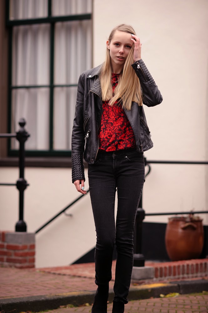 Nederlandse mode blogger fluwelen shirt vintage kleding leren jasje met studs biker jack Mark Koolen fotografie