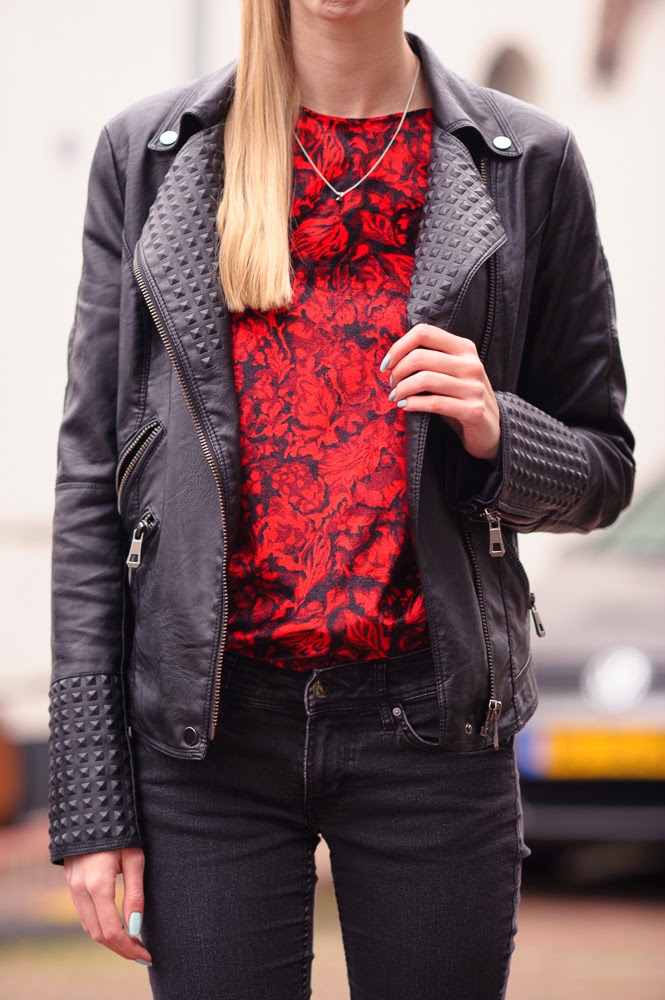 Nederlandse mode blogger fluwelen shirt vintage kleding leren jasje met studs biker jack Mark Koolen fotografie