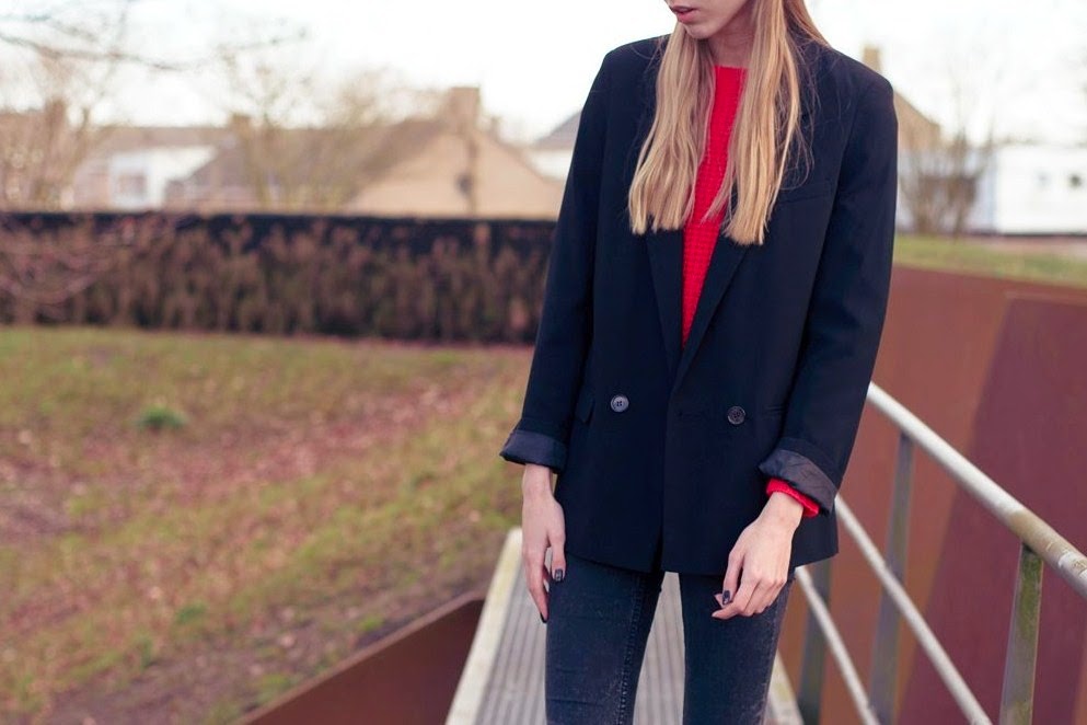 Lange blazer oversized model dubbele knopen fel rode trui gebreide trui outfit mode blogger Mark Koolen fotografie