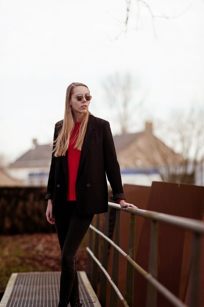 Lange blazer oversized model dubbele knopen fel rode trui gebreide trui outfit mode blogger Mark Koolen fotografie