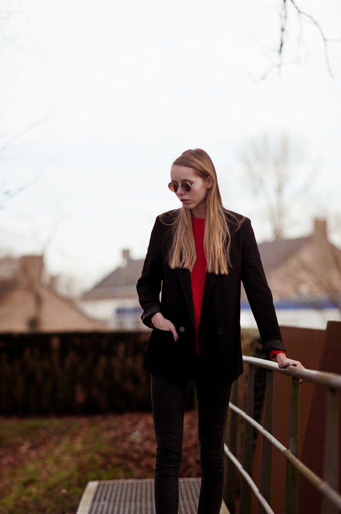 Lange blazer oversized model dubbele knopen fel rode trui gebreide trui outfit mode blogger Mark Koolen fotografie